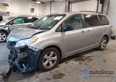 2014 Toyota Sienna Le V6 8 Passenger z USA, uszkodzony, nr VIN 5TDKK3DC1ES458255